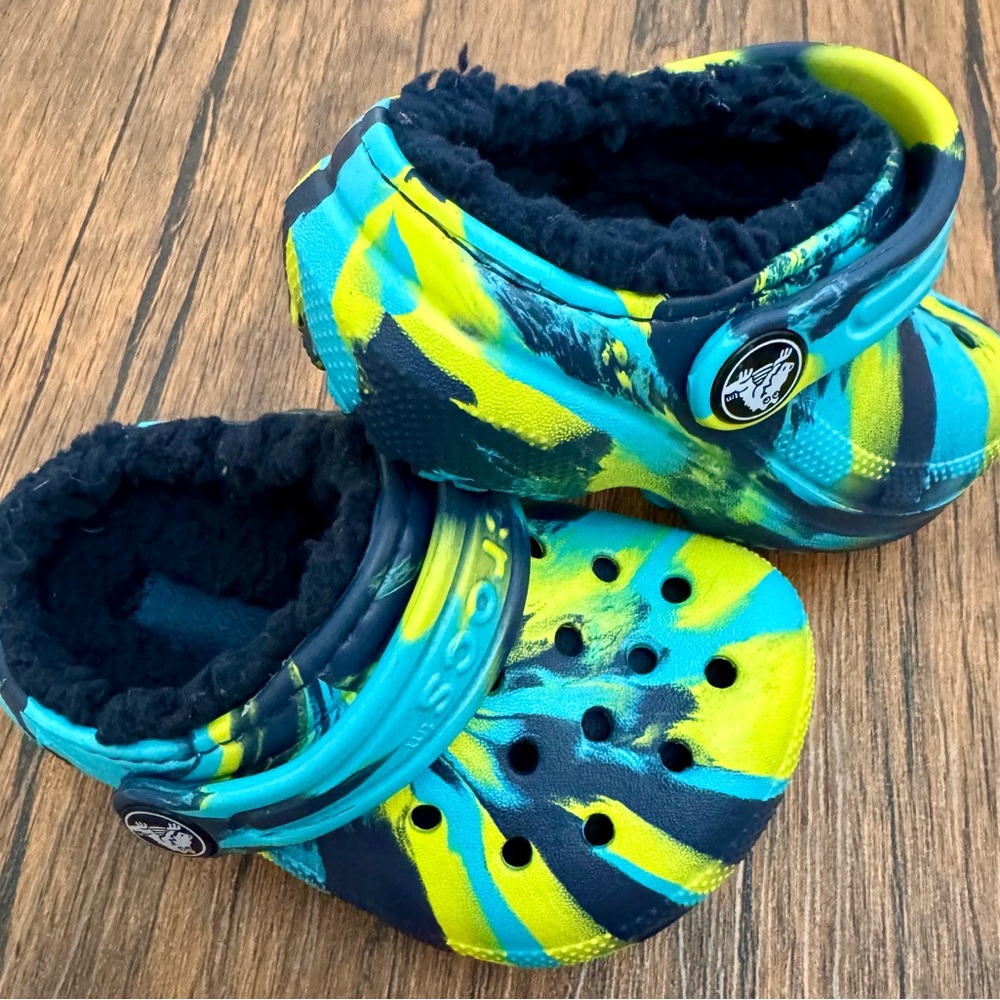 Crocs - Toddler Blue and Yellow Fuzzy-Lined Clogs